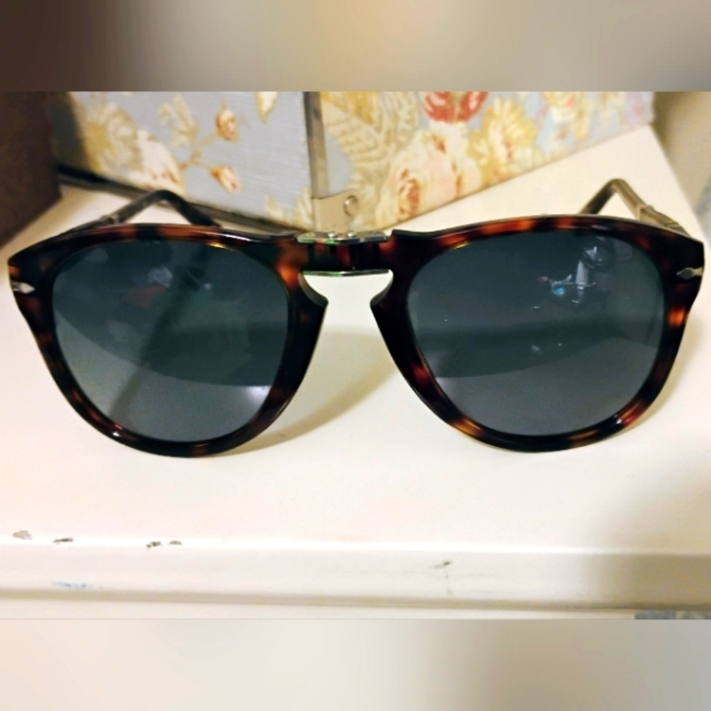 Persol- 714 folding polarized sunglasses with case